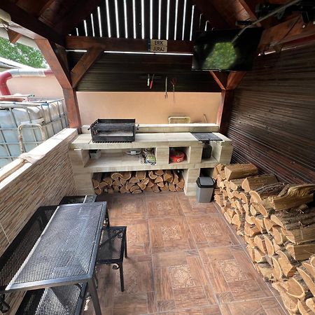 -Self-Check- 4-Bedroom Family House With Heated Tub Левіце Екстер'єр фото