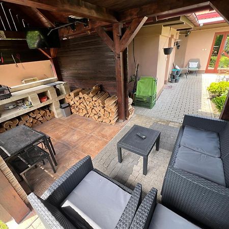 -Self-Check- 4-Bedroom Family House With Heated Tub Левіце Екстер'єр фото